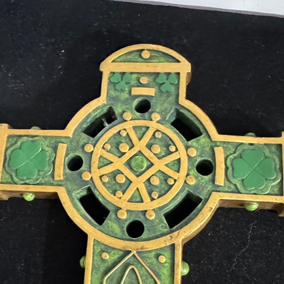 Celtic Cross Wall Decor in Green and Gold - Picture 4 of 6